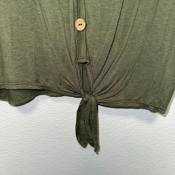 Women's Rue21 Green Button Front Tie Hem Short Sleeve Tee Medium Cozy - Picture 5 of 8